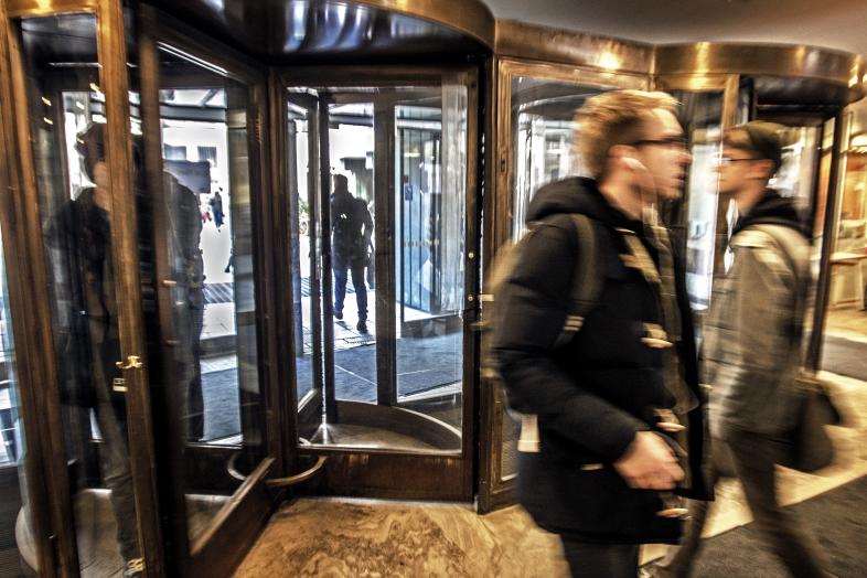 Students at the Porthania building doors.