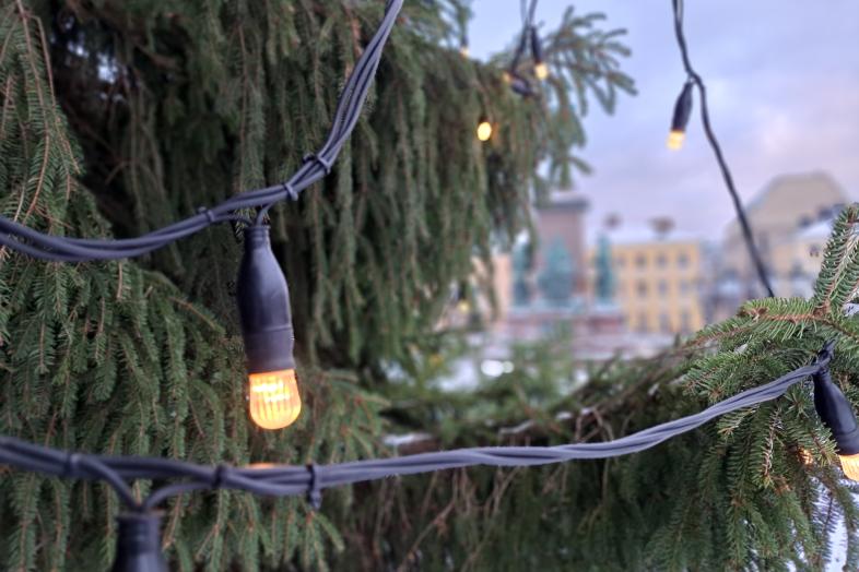 Jouluvaloja Senaatintorin joulukuusessa.