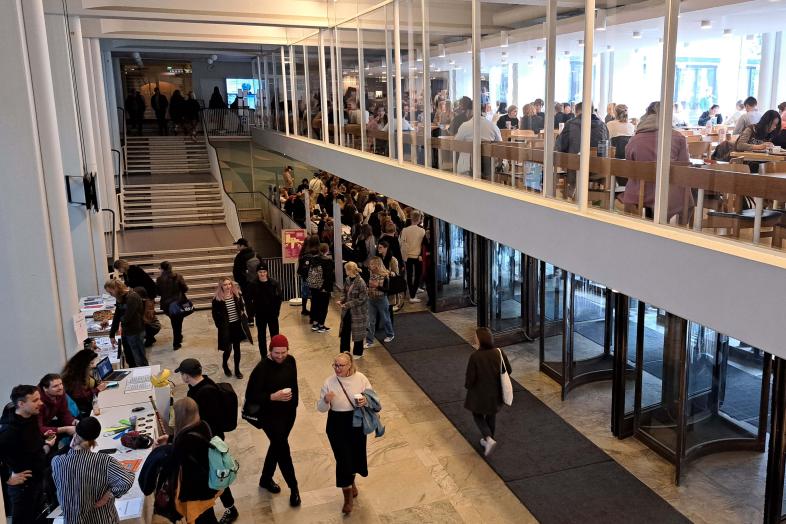 Students in Porthania's lobby.