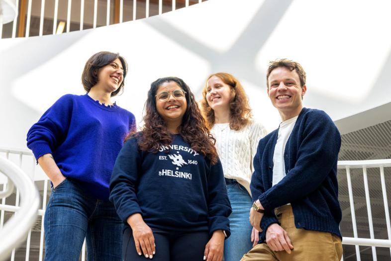 Neljä opiskelijaa Kaisa-talon portaissa.