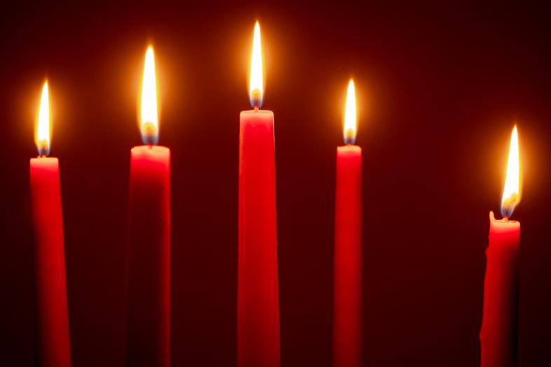 Viisi punaista kynttilää