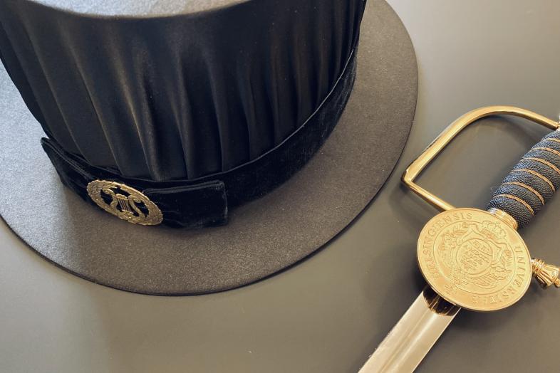 Tohtorinhattu ja miekka