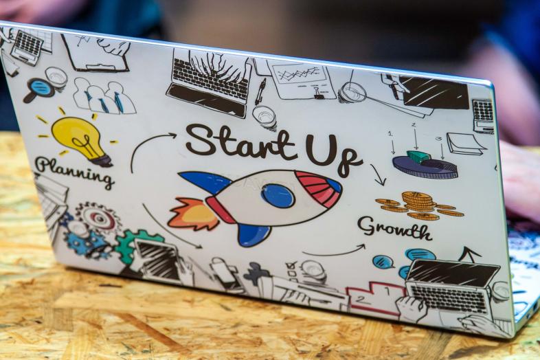 Läppärin selkämyksessä teksti "Start Up".