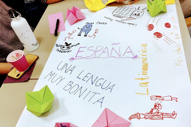 Opiskelijat Kielikeskuksen monikielisessä työpajassa, pöydän ympärillä.