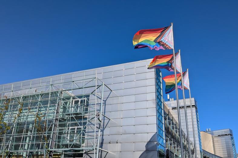 Pride-liput liehuvat Biokeskus 1:n edustalla.