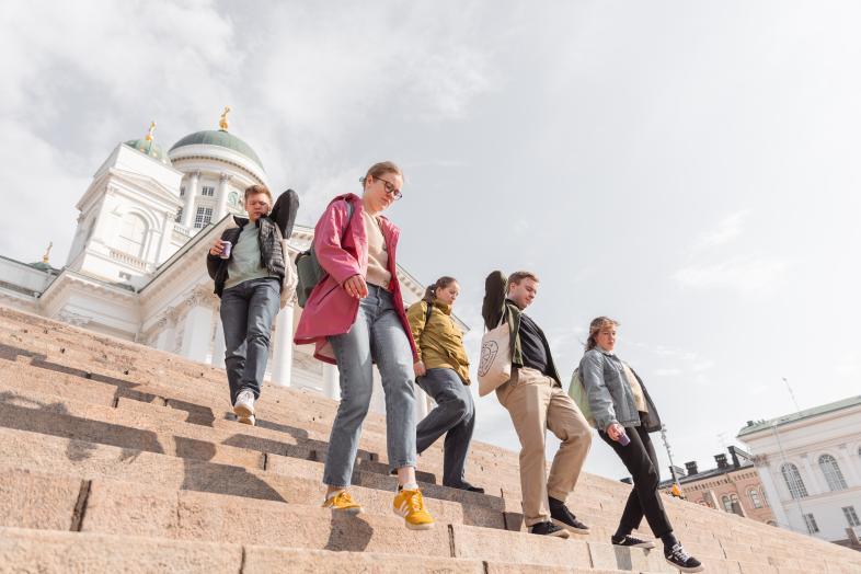 Opiskelijoita Tuomiokirkon portailla