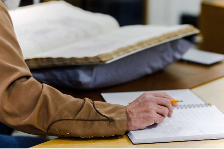 Tutkija Kansalliskirjastossa.