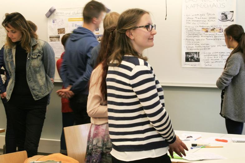 Opiskelijoita seisomassa luokkatilassa