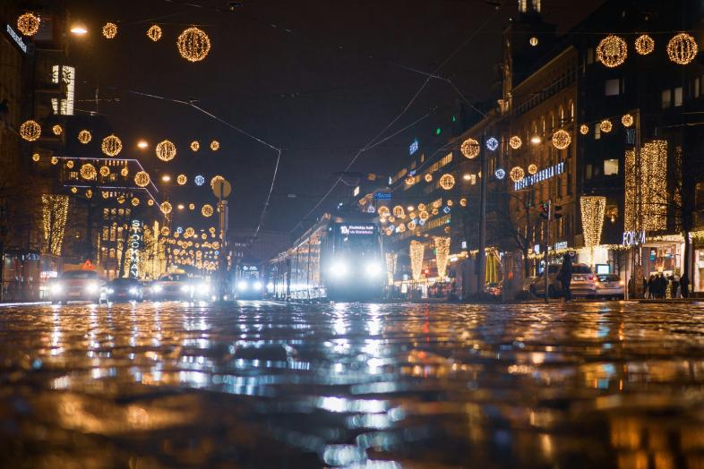 A tram driving along Mannerheimintie at night.