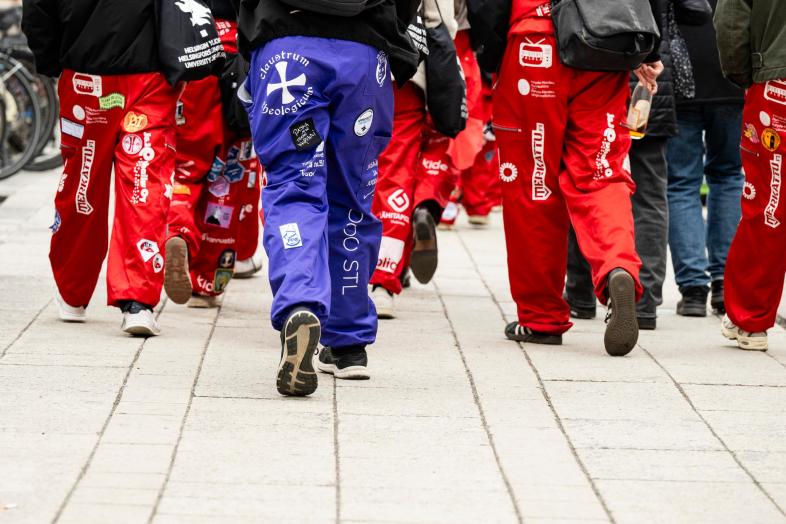 Opiskelijat viettämässä vappua 2025.