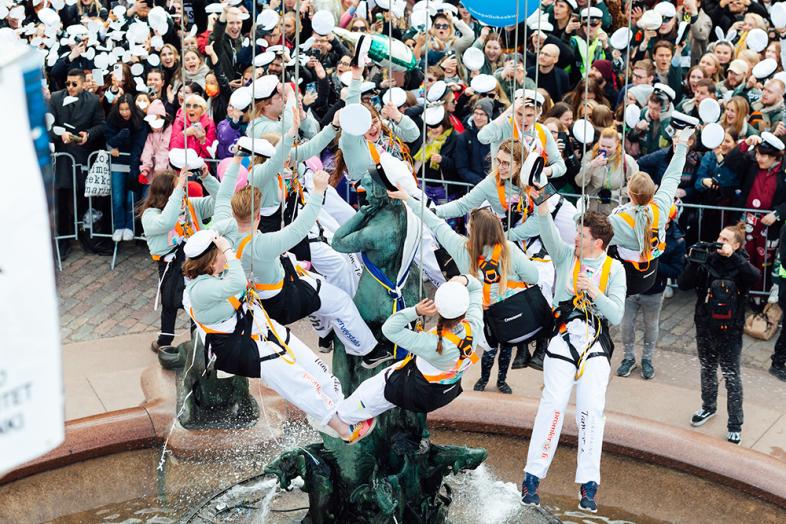 Havis Amanda får hennes studentmössa.