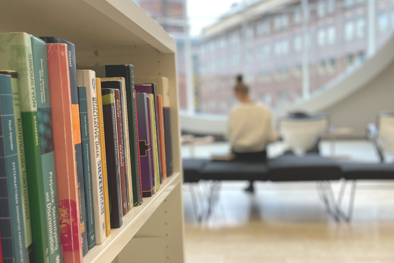 opiskelijoita lukemassa kirjastossa