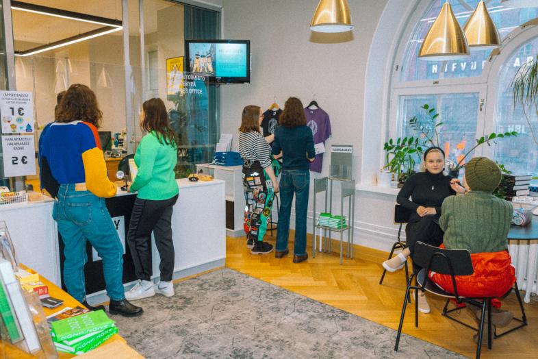Opiskelijoita HYYn palvelutoimistolla.