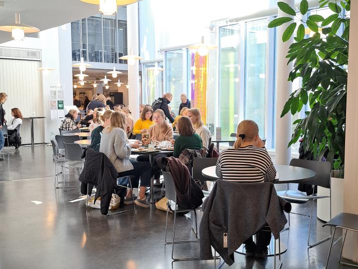 Students in the Soc&Kom lobby.