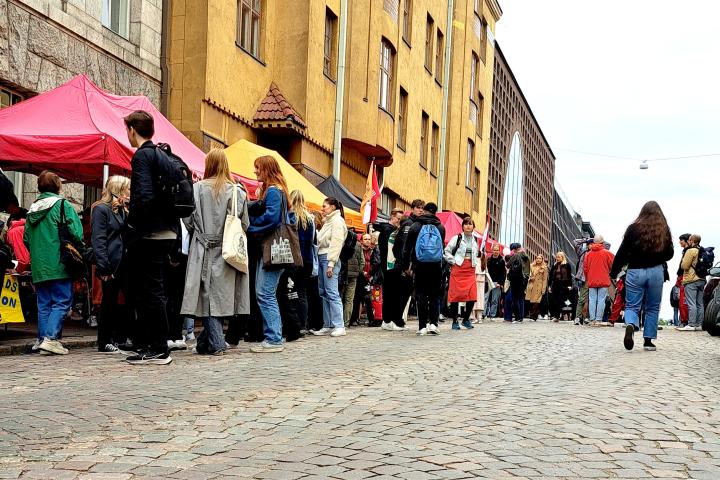 Opiskelijoita Avajaiskarnevaaleissa