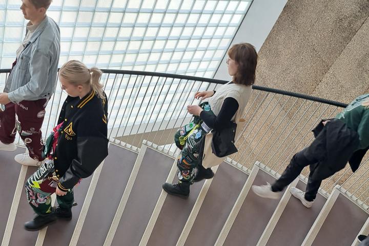Studens walking in the Porthania staircase.