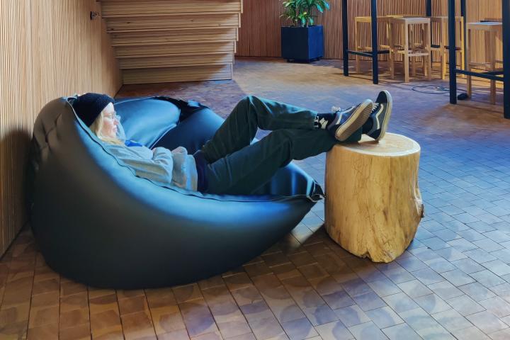 Nainen lepää säkkituolissa yliopiston Tiedekulmassa.